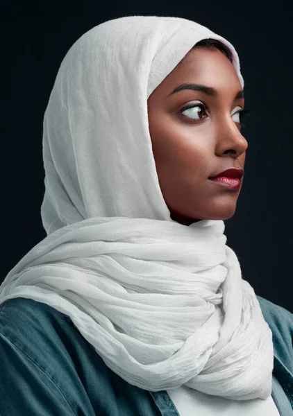 Niemand is jou en dat is je superkracht. Gehakt schot van een aantrekkelijke jonge vrouw dragen van een hijab en staan alleen tegen een zwarte achtergrond in de studio. — Stockfoto