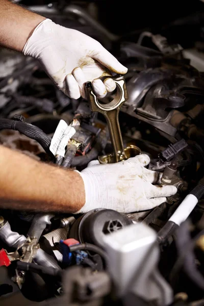 Vaše auto je v dobrých rukou. Oříznutý obrázek mužských mechaniků rukou, kteří se chystají zkontrolovat olej z auta. — Stock fotografie