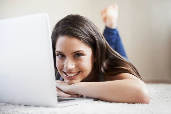 Relaks i przeglądanie. Portret młodej kobiety pracującej na laptopie w domu. — Zdjęcie stockowe