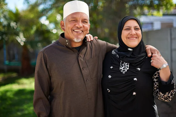 Жить с любовью. Портрет улыбающейся пожилой мусульманской пары снаружи. — стоковое фото