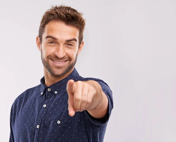 Hij heeft zijn keuze gemaakt. Een knappe jonge casual jurk man die recht op de camera wijst. — Stockfoto