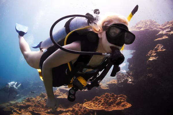 Aventurero oceánico. La buceadora pasa de cerca sobre un arrecife de coral. — Foto de Stock