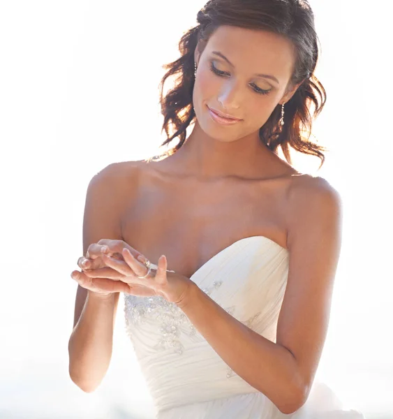 Admiraţi inelul ei. O tânără mireasă admirând verigheta ei. — Fotografie, imagine de stoc