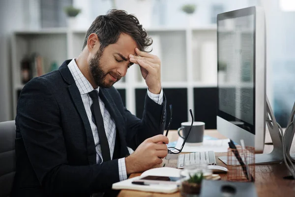 오늘날의 압력으로 인해 그는 미치고 있다. 한 젊은 사업가 가 사무실에서 일하면서 스트레스를 받는 모습을 찍은 사진. — 스톡 사진