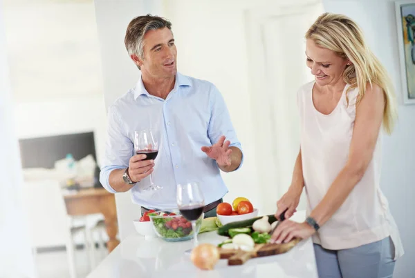 Koppels die samen koken, bij elkaar blijven. Shot van een volwassen paar praten samen tijdens het koken van het diner. — Stockfoto