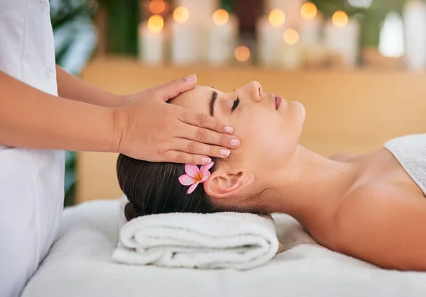 Deixe seu estresse simplesmente derreter. Tiro recortado de uma jovem atraente desfrutando de uma massagem na cabeça em um spa. — Fotografia de Stock