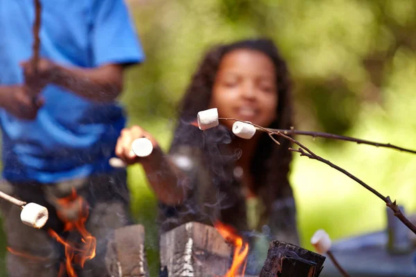 The perfect snack to enjoy with friends. Kids roasting marshmallows on an open fire. — Stock Photo, Image