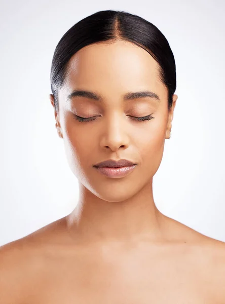 Schoonheid groeit van binnenuit. Studio shot van een mooie jonge vrouw poseren tegen een witte achtergrond. — Stockfoto