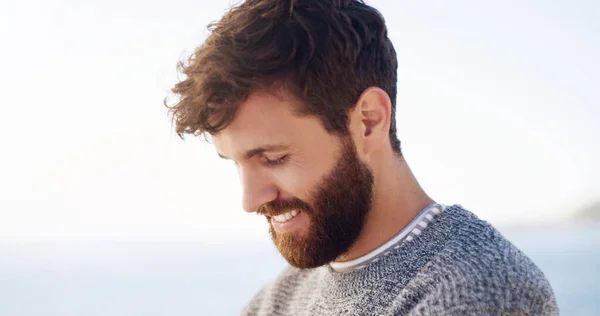 La barba es lo que hace al hombre. Cortado tiro de un joven guapo pasar el día en la playa. —  Fotos de Stock