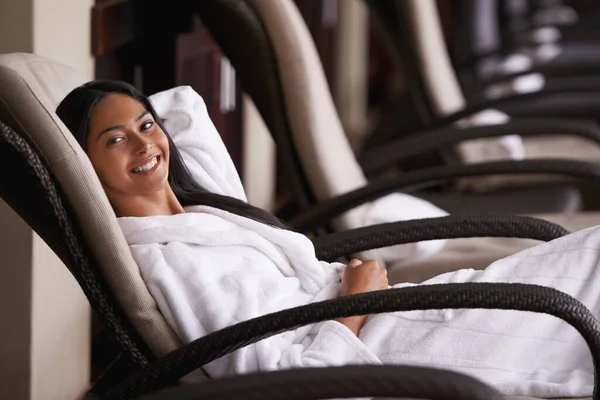 Disfrutando de su día en el spa. Una hermosa joven relajándose en el spa de belleza. — Foto de Stock