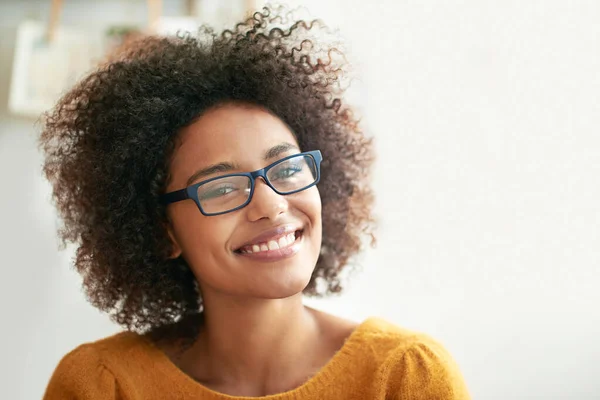 Jag är lyckligast hemma. Beskärda porträtt av en ung kvinna hemma. — Stockfoto