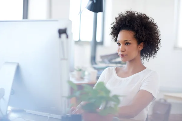 Modern kvinna för moderna affärslösningar. Självsäker kvinna som arbetar vid sitt skrivbord på ett öppet kontor. — Stockfoto