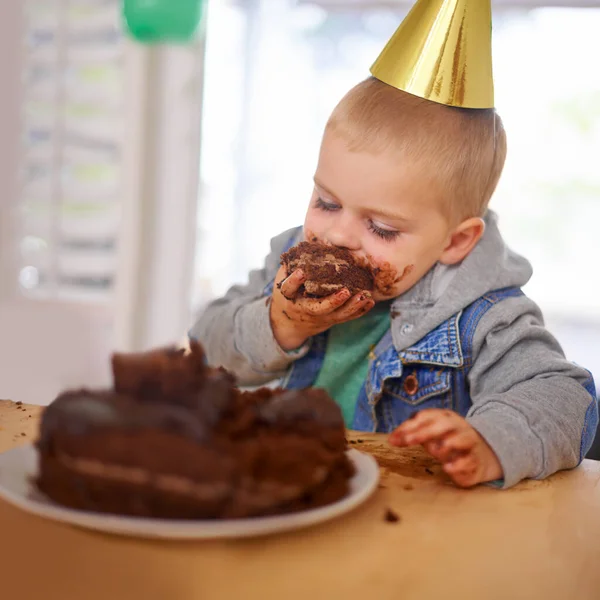 Kim onu pastayla yalnız bıraktı. Partiden önce küçük bir çocuğun doğum günü pastasını yerken çekilmiş görüntüler.. — Stok fotoğraf