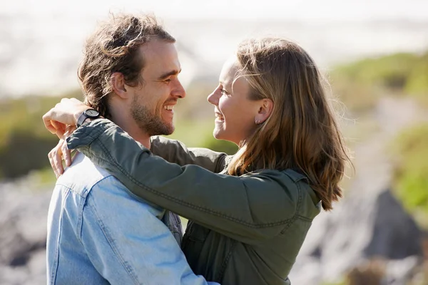 Adoro la loro fuga romantica. Girato di un affettuoso giovane coppia in piedi faccia a faccia in mezzo alla natura. — Foto Stock