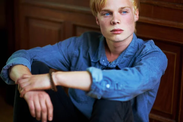 En grubblande ungdom. Tankeväckande och stilig ung blond kille med mycket blå ögon. — Stockfoto