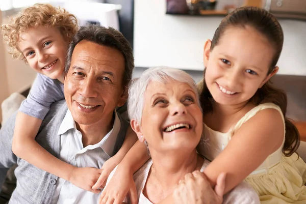Os avós são os melhores. Tiro de avós e seus netos. — Fotografia de Stock