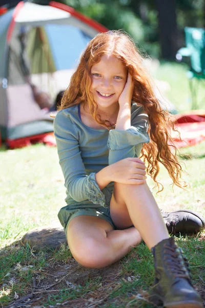 Amoroso acampamento de verão. Tiro de uma jovem sentada na frente de seu acampamento. — Fotografia de Stock
