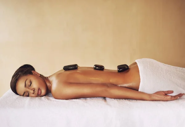 Kamienie spokoju i spokoju. Przycięte ujęcie młodej kobiety korzystającej z lakamiennej terapii w spa. — Zdjęcie stockowe