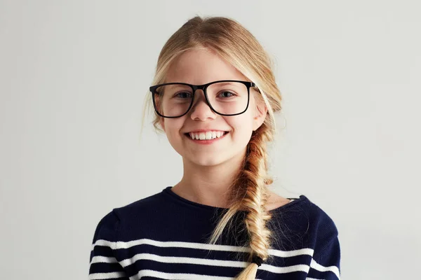 她的前途是光明的。一个戴着嬉皮士眼镜、给你一个灿烂笑容的可爱女孩的画像. — 图库照片