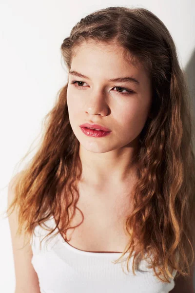 Lässige Schönheit. Ein attraktives junges Teenager-Mädchen vor weißem Hintergrund. — Stockfoto