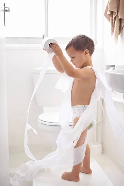 Potty formazione può essere una sfida.... Girato di un giovane ragazzo in bagno. — Foto Stock