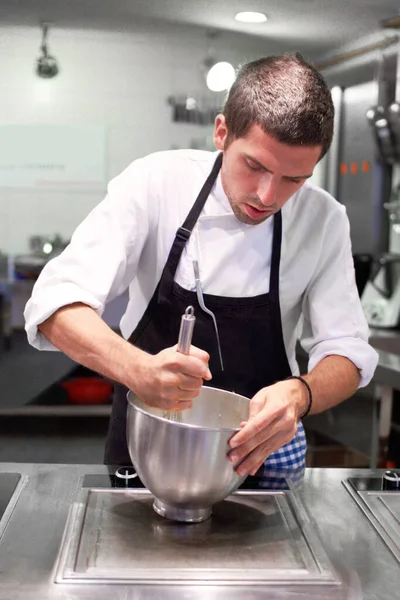 Han har en konstnär i köket. En kock förbereder noggrant en gourmetmåltid. — Stockfoto