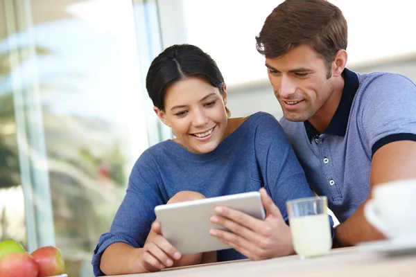 Digitale lunsjdater. Sprengt bilde av et kjærlig par ved hjelp av en digital tablett sammen. – stockfoto
