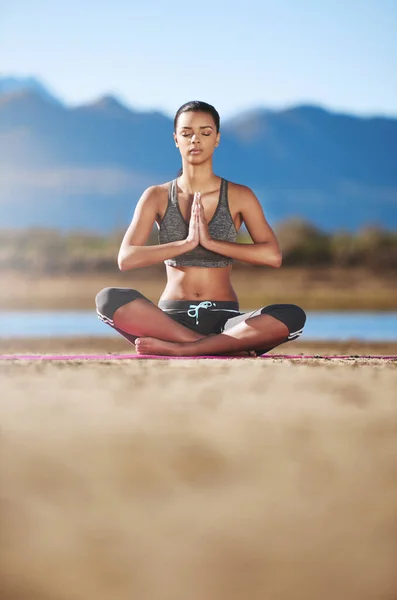 Ontdek je ware zelf in meditatie. Opname van een jonge vrouw die buiten yoga beoefent. — Stockfoto