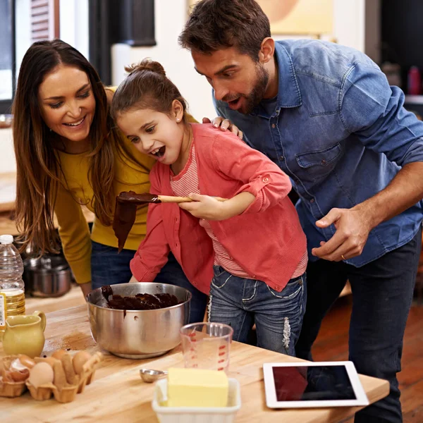 Ez olyan fincsinek tűnik. Egy boldog családról, akik együtt sütnek a konyhában.. — Stock Fotó