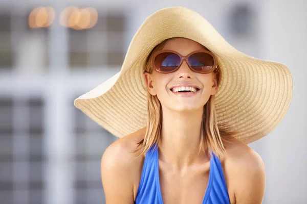 Poolside lycka. En blond kvinna med solhatt och leende mot kameran. — Stockfoto