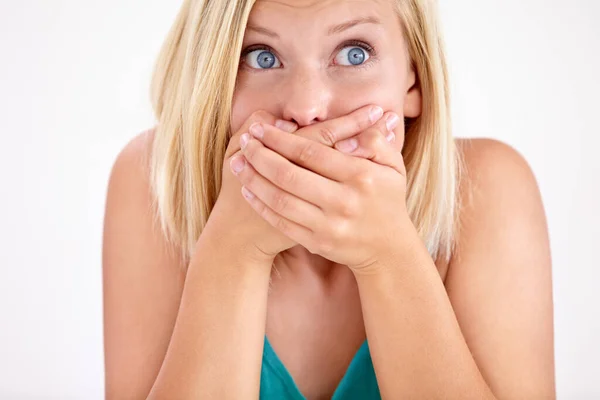 Nemůže tomu uvěřit. Mladá žena, která nevěřícně drží ústa. — Stock fotografie