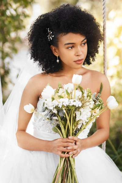 大きな一日がついに到着しました。幸せな美しい若い花嫁のショット彼女の結婚式の日に屋外でポーズをしながら花の花束を保持. — ストック写真