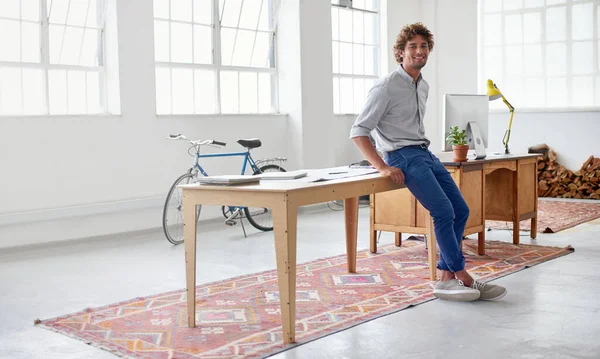 Ele orgulha-se do seu trabalho. Retrato de comprimento total de um belo designer masculino em seu escritório moderno. — Fotografia de Stock