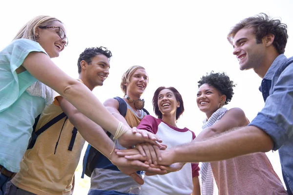 Birbirimizi motive etmek. Bir grup öğrencinin ellerini bir araya getirmesi.. — Stok fotoğraf