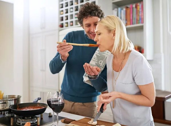 A cozinha é o coração desta casa. Tiro de um casal feliz cozinhar jantar juntos em sua cozinha. — Fotografia de Stock