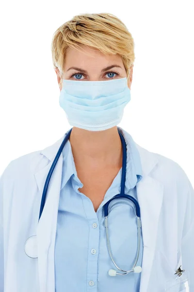 感染を防ぐための保護具。若い女性医師と彼女のマスクオン. — ストック写真