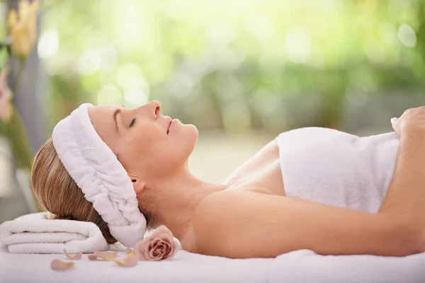 Às vezes você só precisa de um dia no spa de beleza. Tiro recortado de uma mulher em um spa dia relaxante em uma mesa de massagem. — Fotografia de Stock