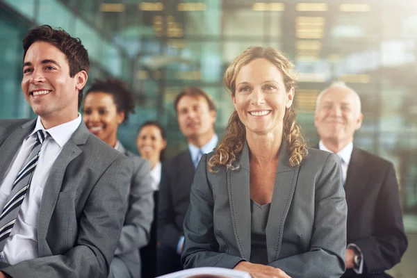 È una presentazione positiva. Colpo ritagliato di un gruppo di uomini d'affari seduti in una presentazione. — Foto Stock