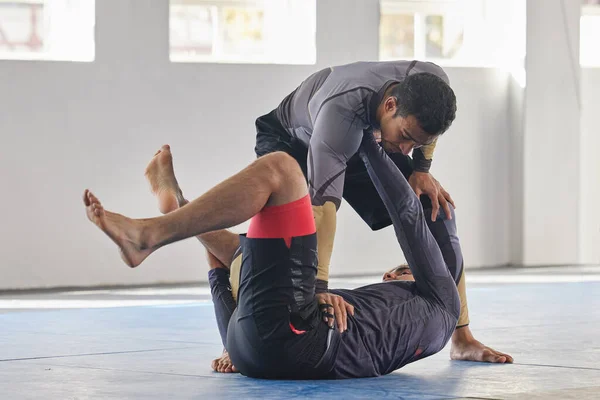 To je krok pro každý scénář. Dlouhý záběr jiu jitsu sensei zápasení s jedním ze svých studentů během třídy. — Stock fotografie