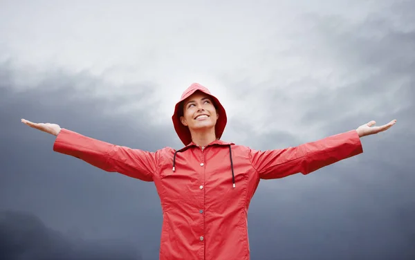 Ich bin zu allem bereit. Schnappschuss einer attraktiven jungen Frau, die im Regen steht. — Stockfoto