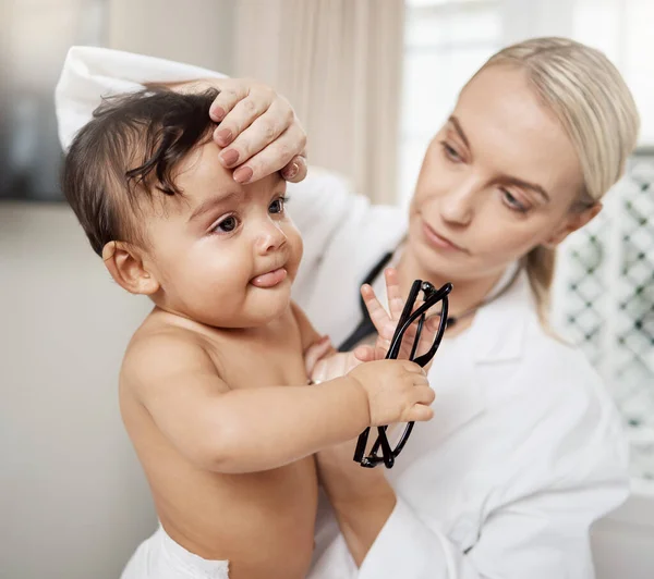 그녀는 확실히 열 이있습니다. 아기 체온을 측정하는 소아과 의사의 사진. — 스톡 사진