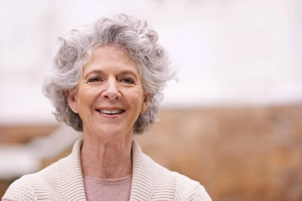 A reforma fica-lhe bem. Retrato de uma mulher sênior sorridente em pé fora. — Fotografia de Stock