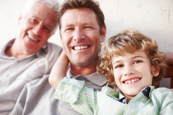 Tam bir kahkaha fıçısı. Yakışıklı bir adamın, babası ve oğluyla otururken çekilmiş portresi.. — Stok fotoğraf