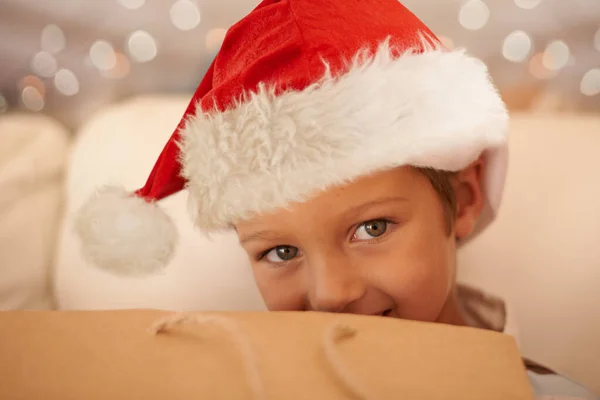 Kan jag inte bara öppna en present... Beskurna porträtt av en liten pojke på juldagen. — Stockfoto