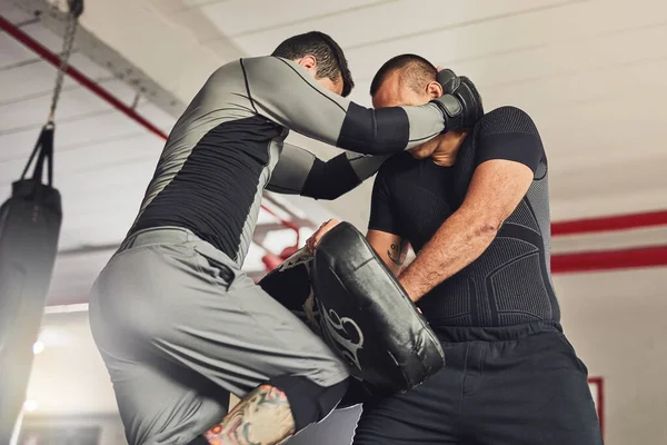 Pracuju na jeho hře nohou. Vystřižený záběr dvou profesionálních bojovníků zápasících v tělocvičně. — Stock fotografie