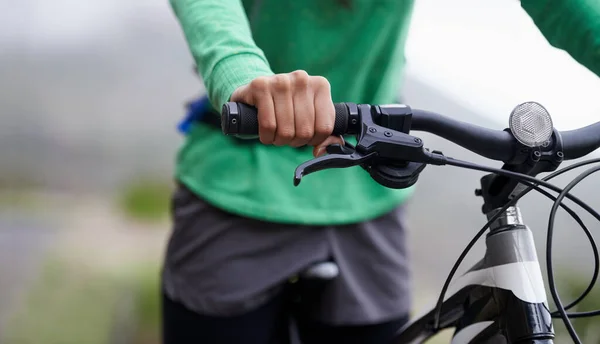 Klaar voor een opwindende rit. Gehakt schot van een fietser op een mountainbike in de buitenlucht. — Stockfoto