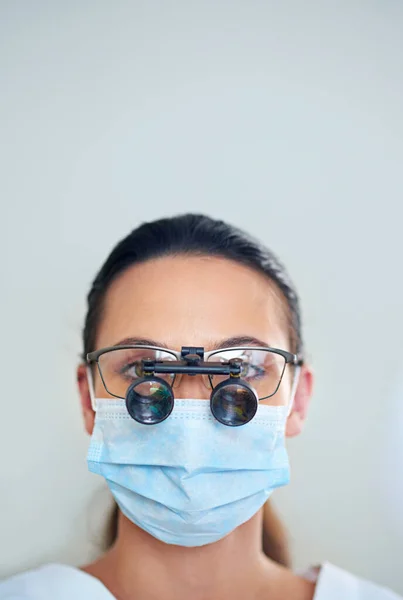 Vamos dar uma olhada mais de perto. Retrato de uma jovem dentista usando lupa. — Fotografia de Stock