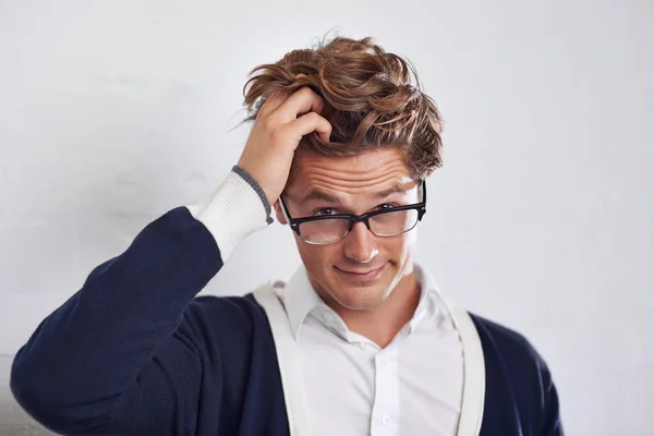 Estou confuso.... Um jovem com o cabelo confuso olhando perplexo. — Fotografia de Stock