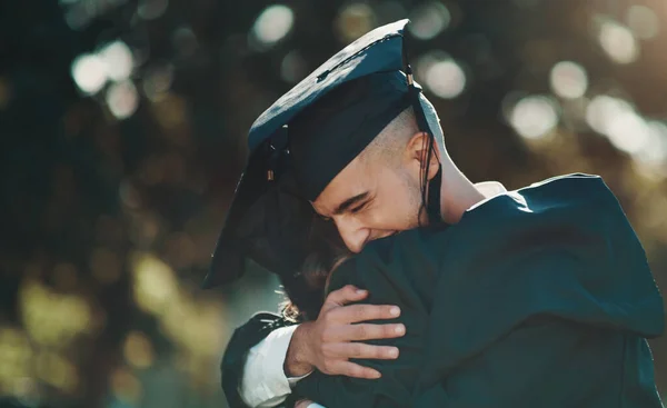 Estoy agradecido por todos los que me apoyaron en el camino. Foto de dos estudiantes compartiendo un abrazo en el día de la graduación. — Foto de Stock