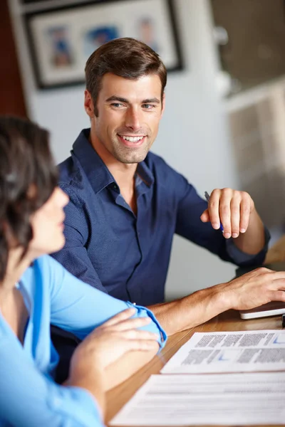 Den bästa PA han någonsin haft. Beskuren bild av ett par som arbetar hemifrån. — Stockfoto